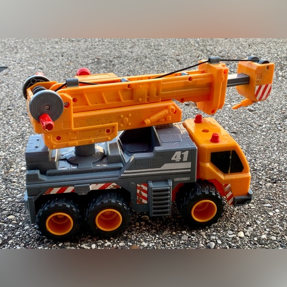 Large Mattel Matchbox Construction Utility Extending Crane Toy Truck - Picture 14 of 16